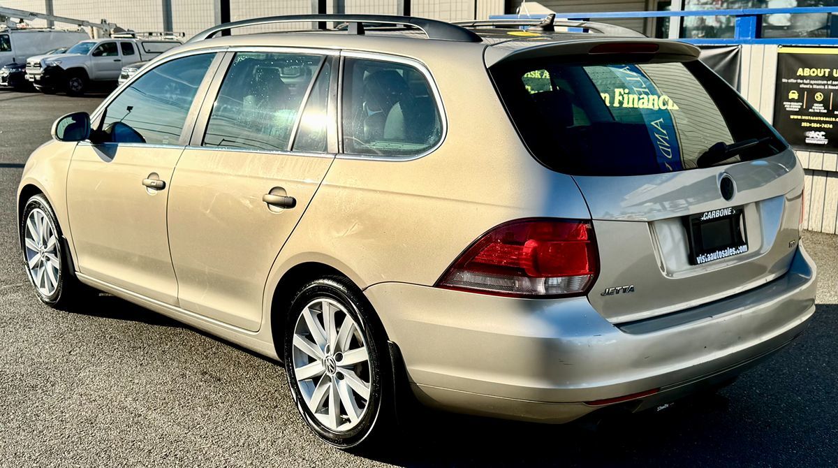 2012 Volkswagen Jetta SportWagen TDI photo 2