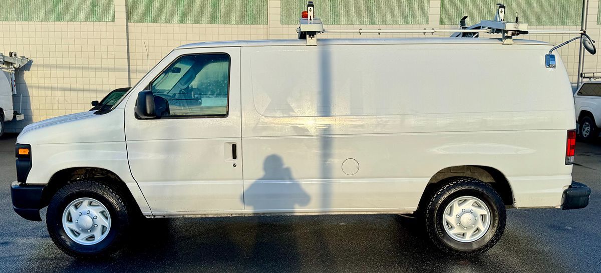 2008 Ford E-250 photo 2