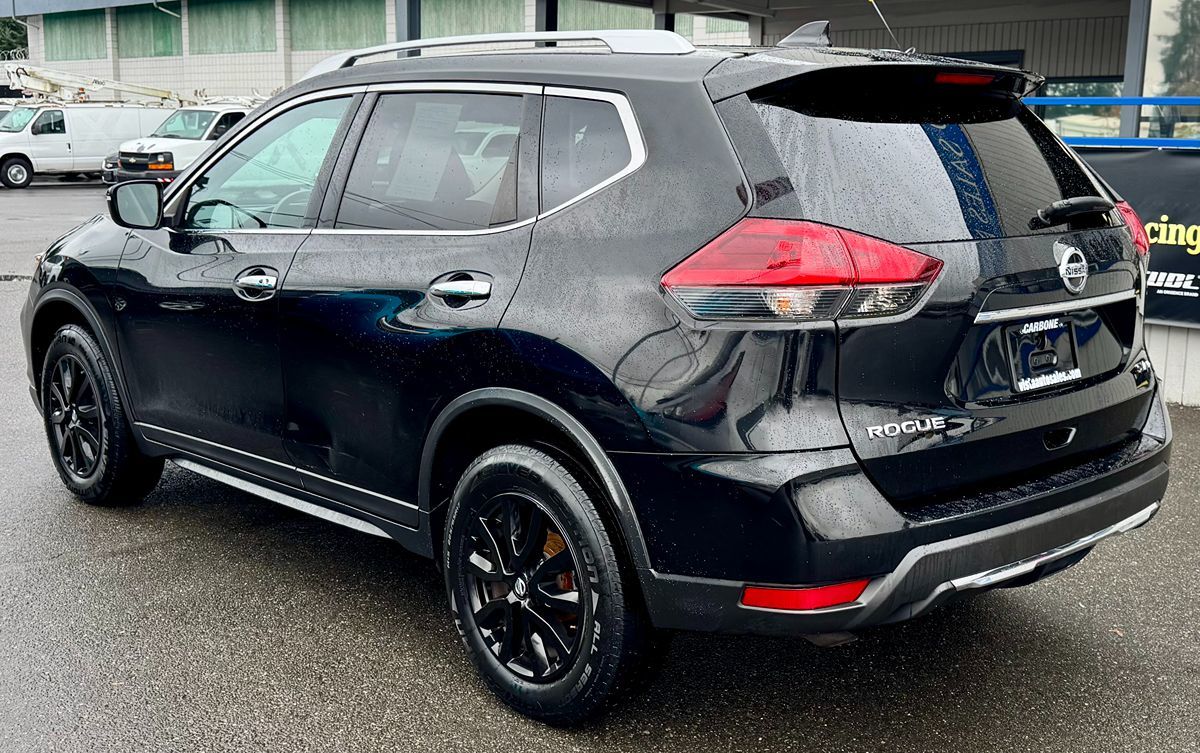 2018 Nissan Rogue SV photo 2
