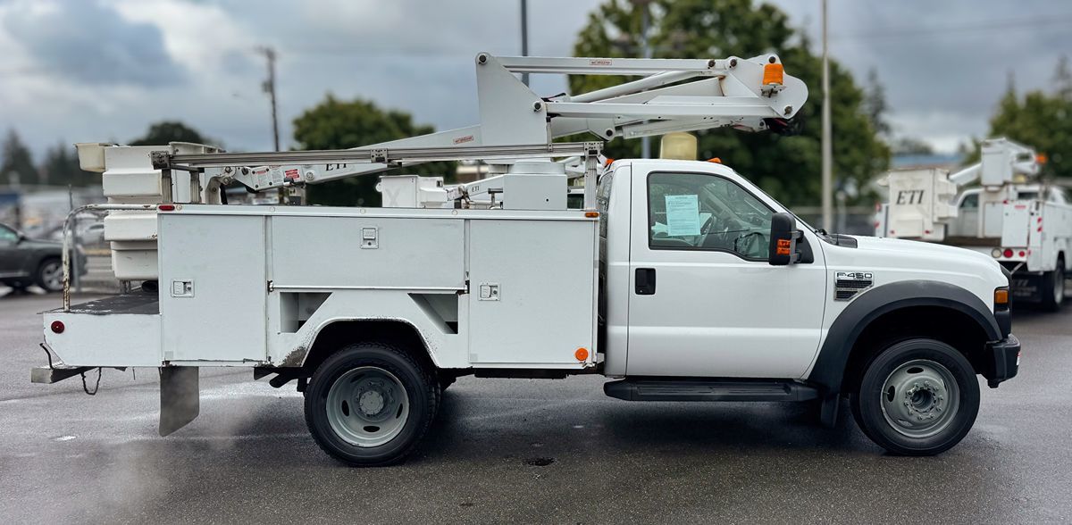 2008 Ford F-450 Super Duty Chassis Cab XL - Photo 4