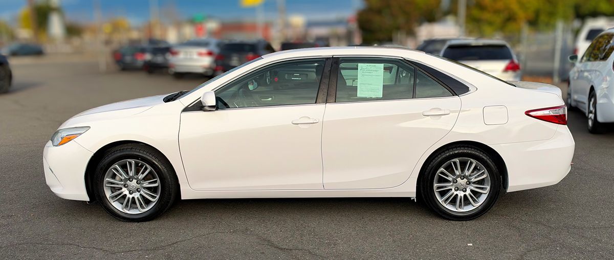 Toyota Camry photo 2
