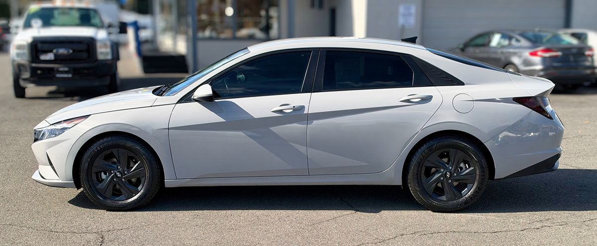 Hyundai Elantra photo 2
