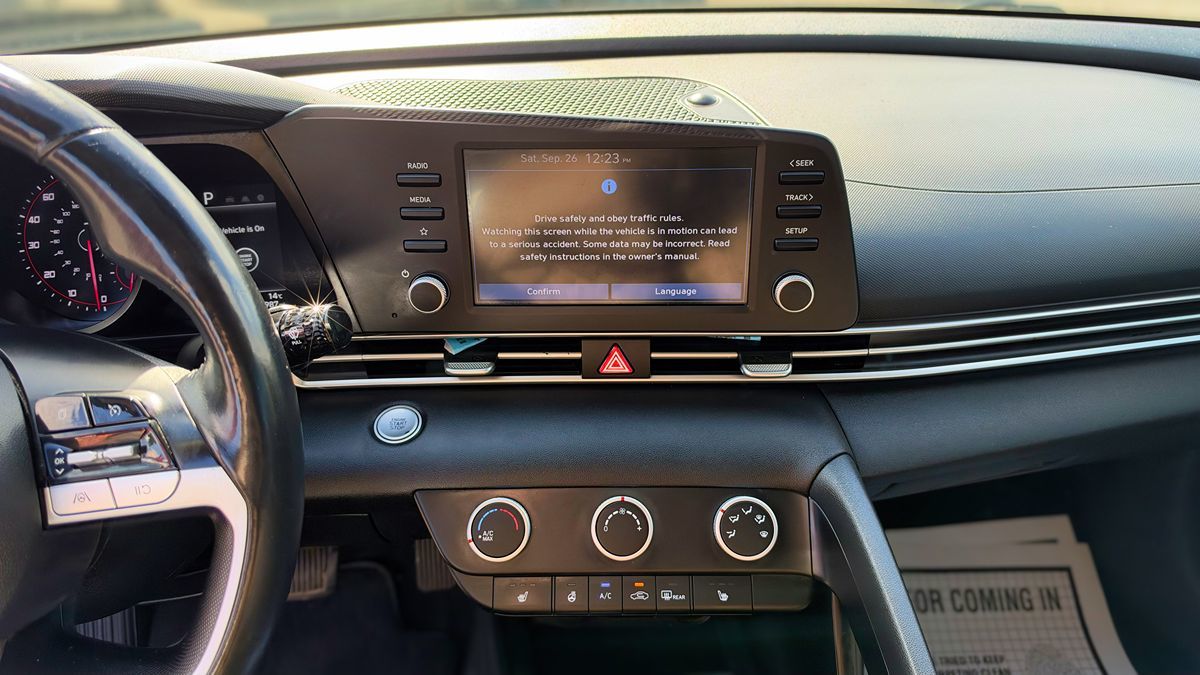 Hyundai Elantra photo 18