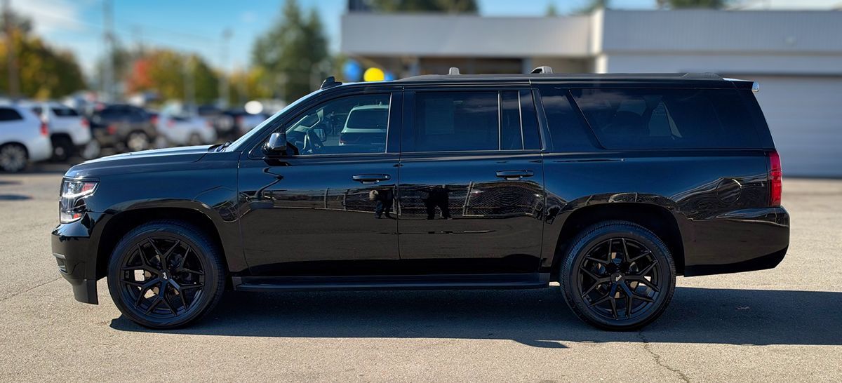 Chevrolet Suburban photo 2