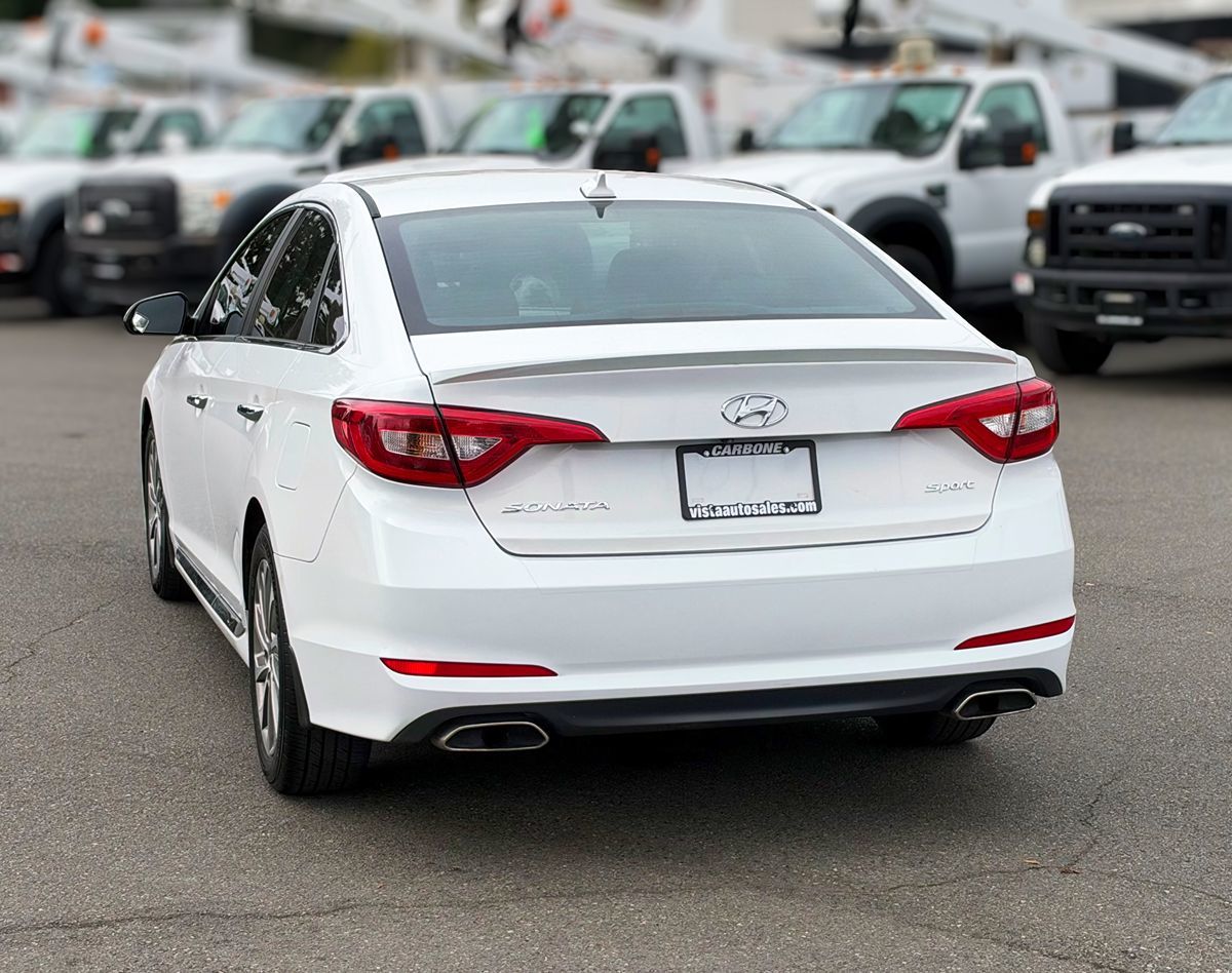 Photo 3 of this Hyundai Sonata