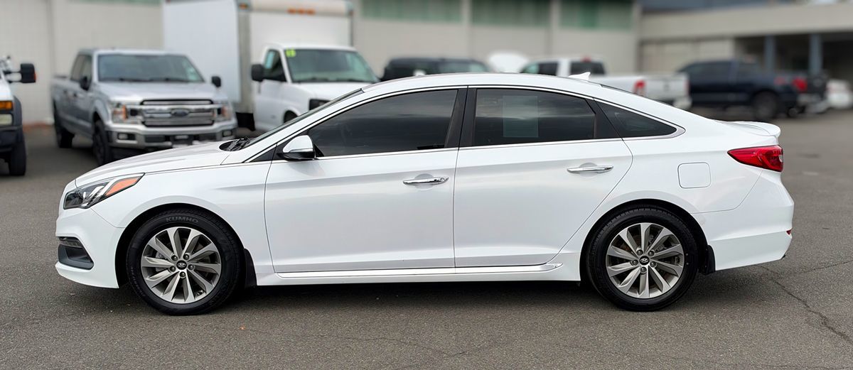 Photo 2 of this Hyundai Sonata