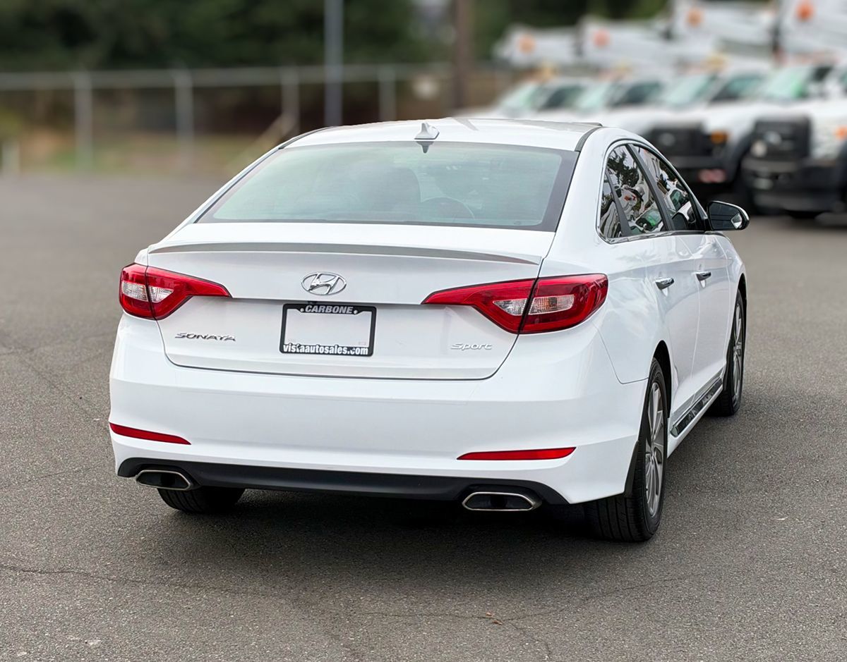 Photo 5 of this Hyundai Sonata