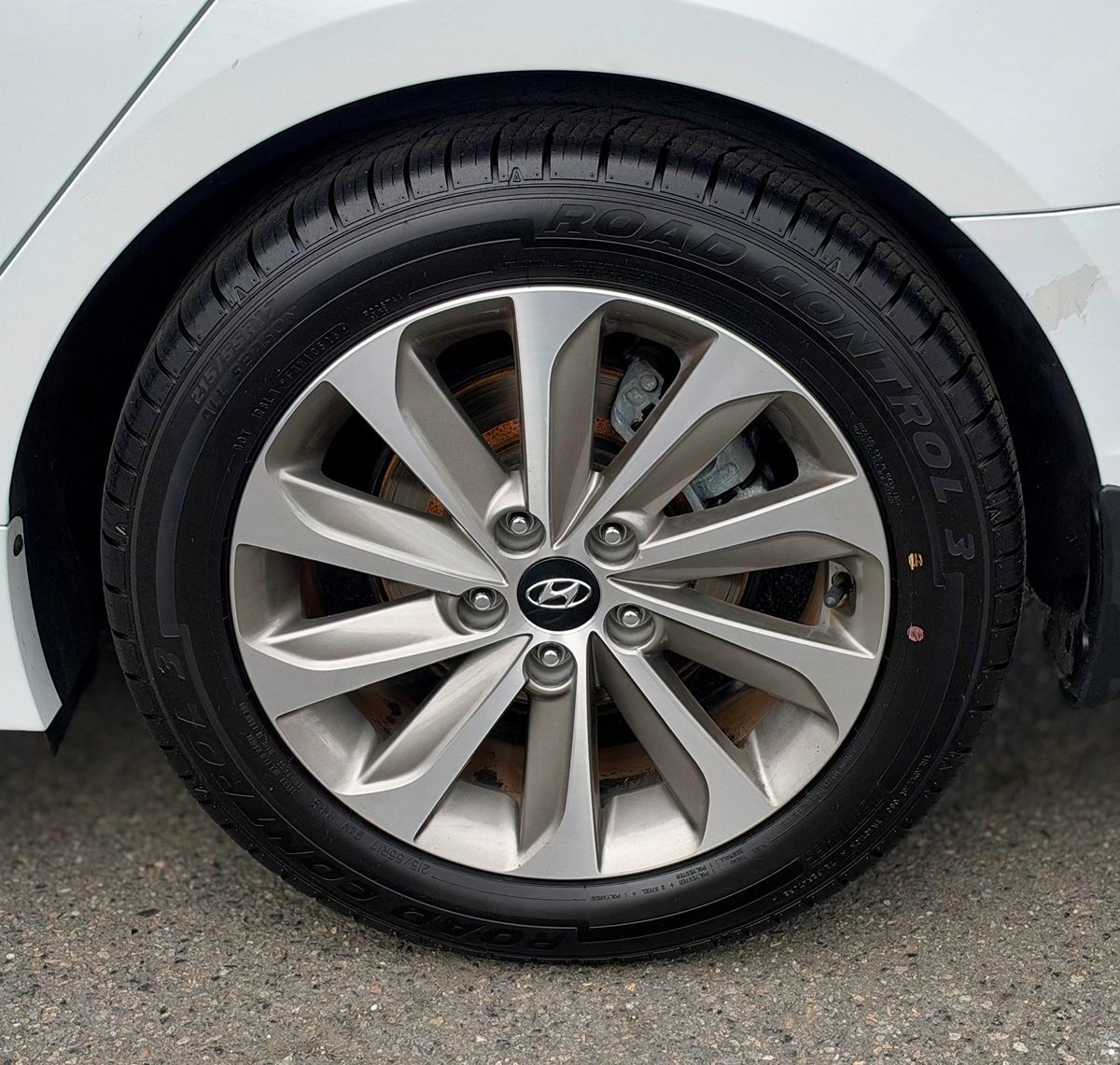 Photo 10 of this Hyundai Sonata