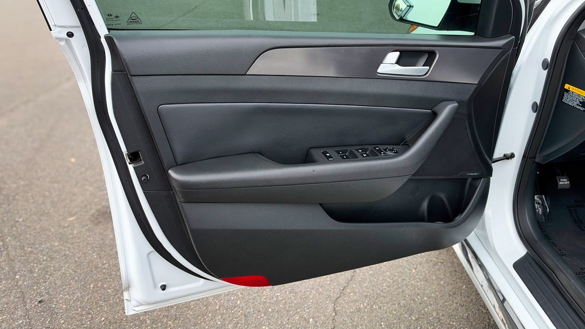 Photo 11 of this Hyundai Sonata
