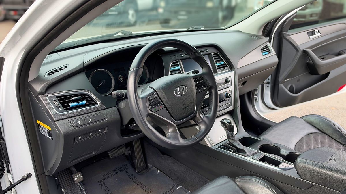 Photo 12 of this Hyundai Sonata