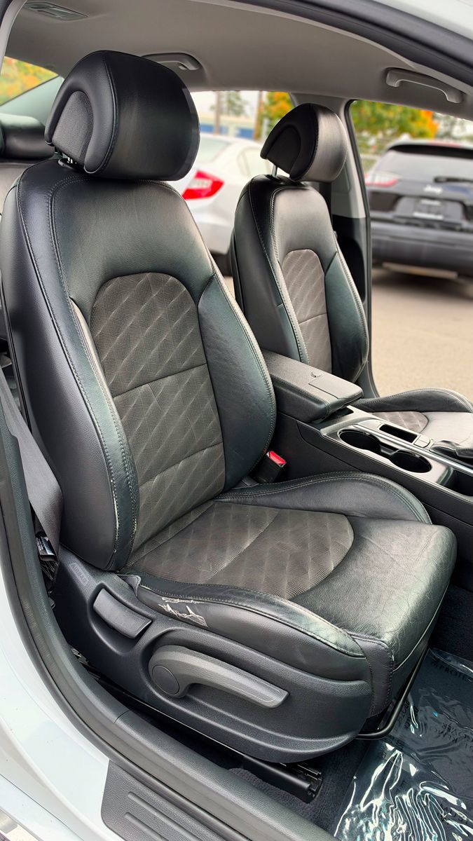 Photo 16 of this Hyundai Sonata