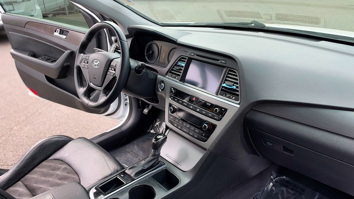 Photo 17 of this Hyundai Sonata