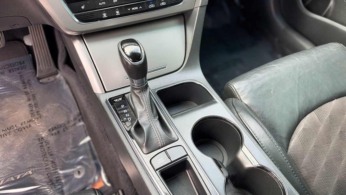Photo 18 of this Hyundai Sonata