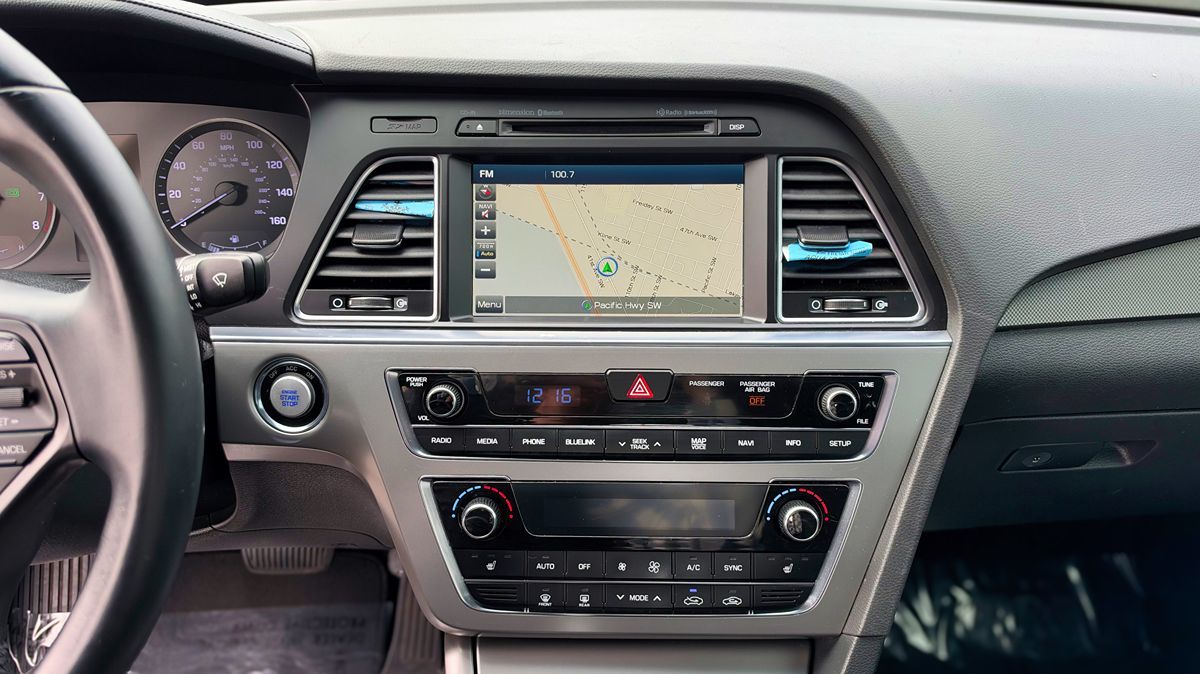 Photo 19 of this Hyundai Sonata