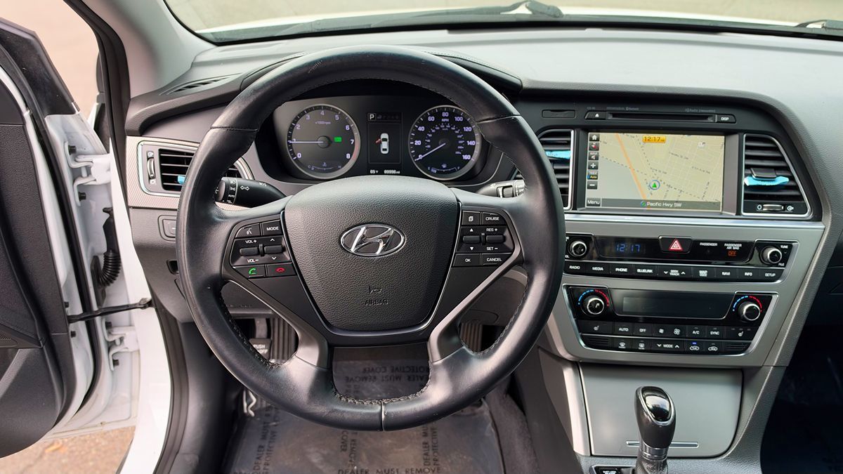 Photo 21 of this Hyundai Sonata
