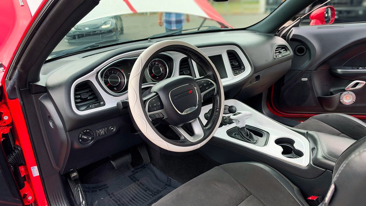 Dodge Challenger photo 13