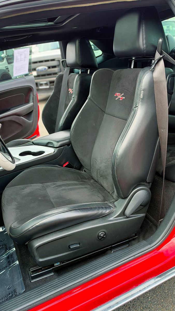 Dodge Challenger photo 14