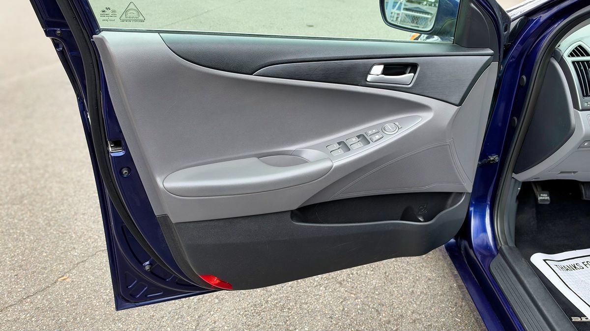 Photo 11 of this Hyundai Sonata