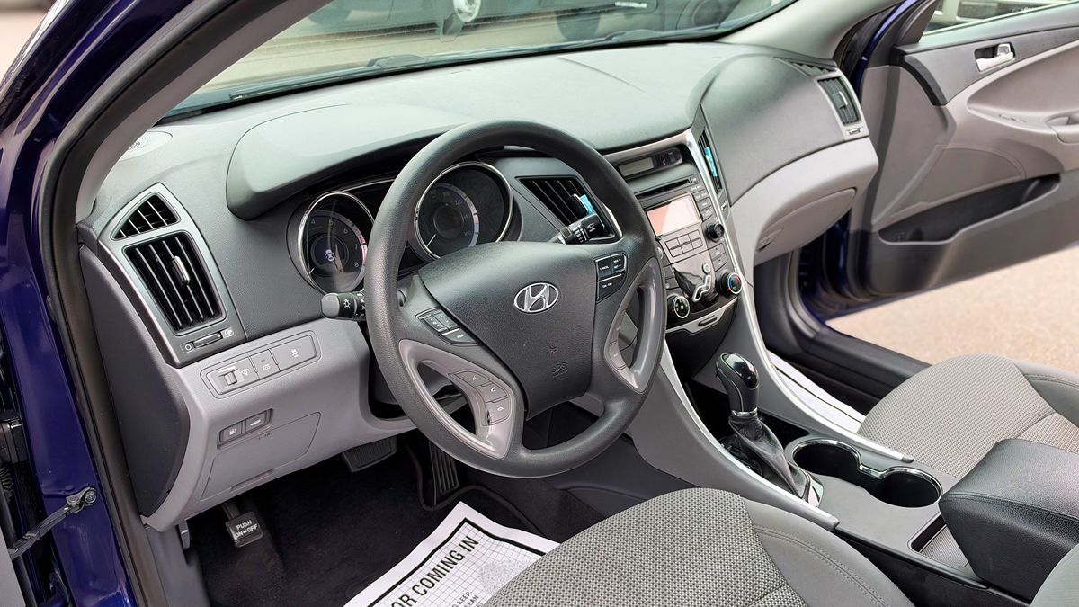 Photo 12 of this Hyundai Sonata