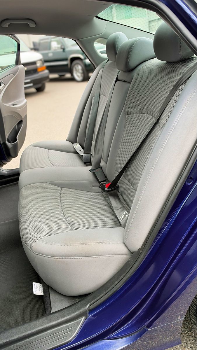 Photo 14 of this Hyundai Sonata