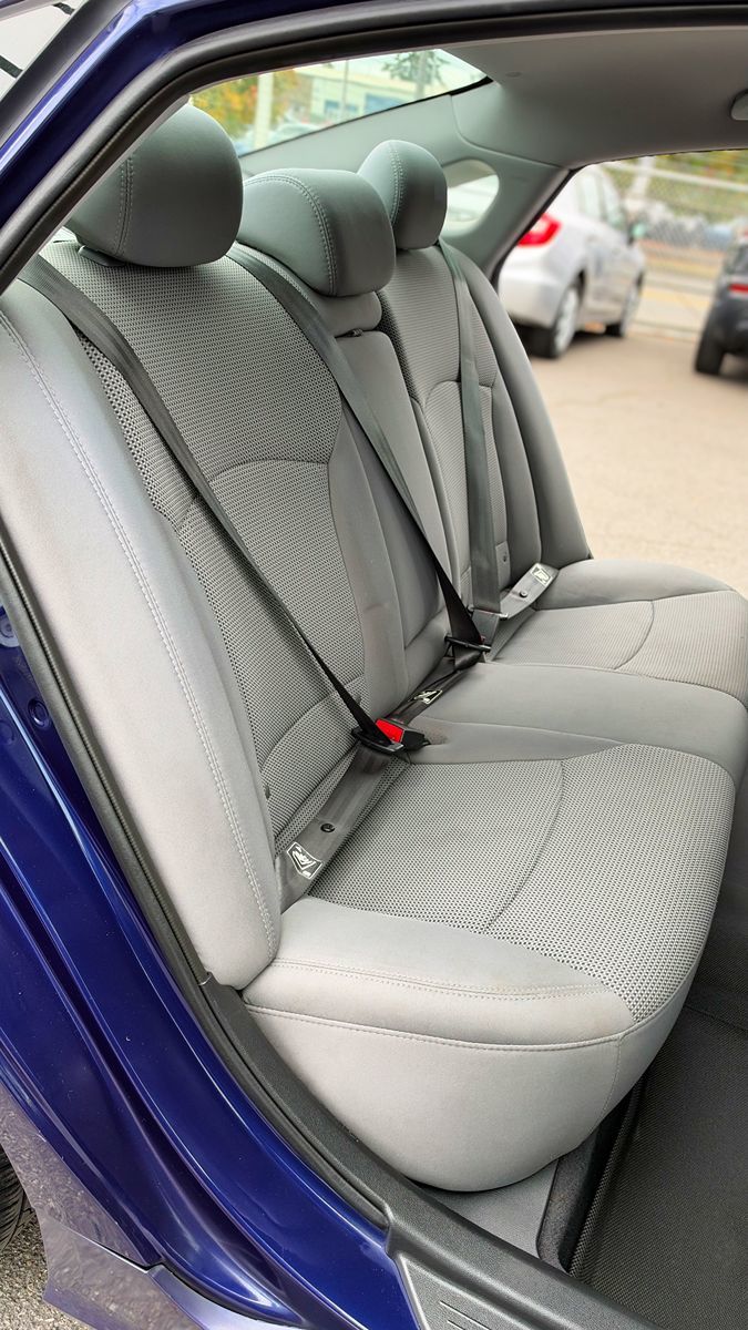 Photo 15 of this Hyundai Sonata