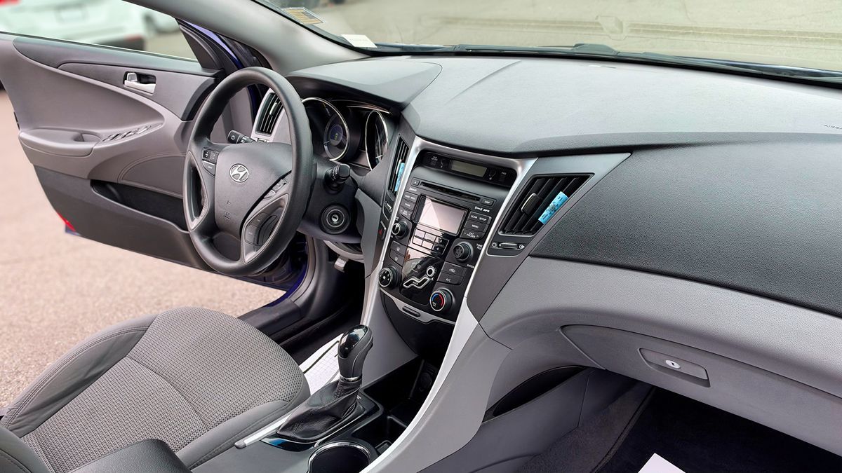 Photo 17 of this Hyundai Sonata