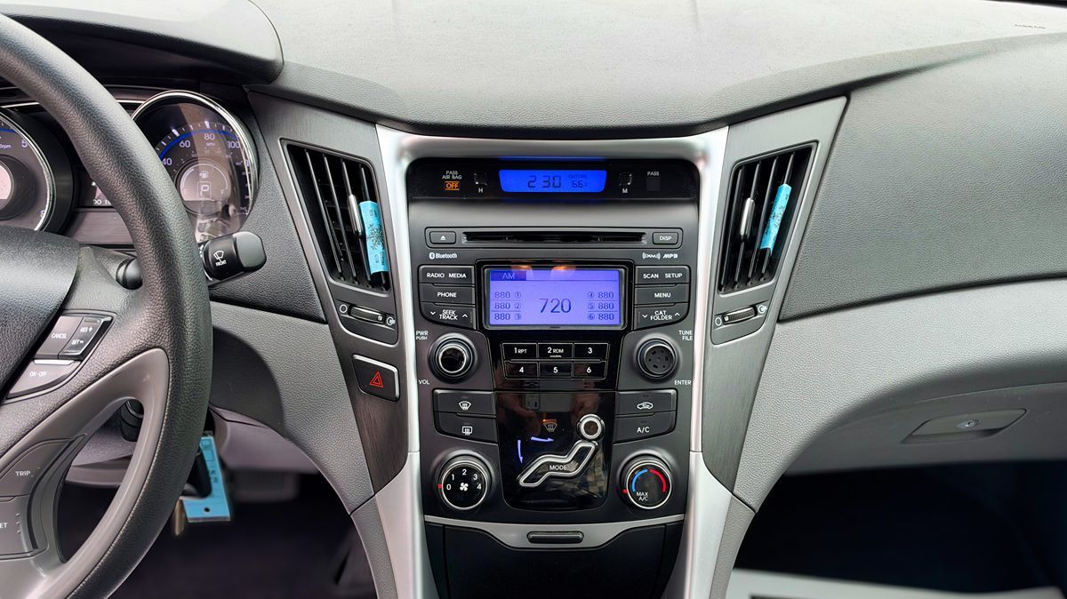 Photo 19 of this Hyundai Sonata
