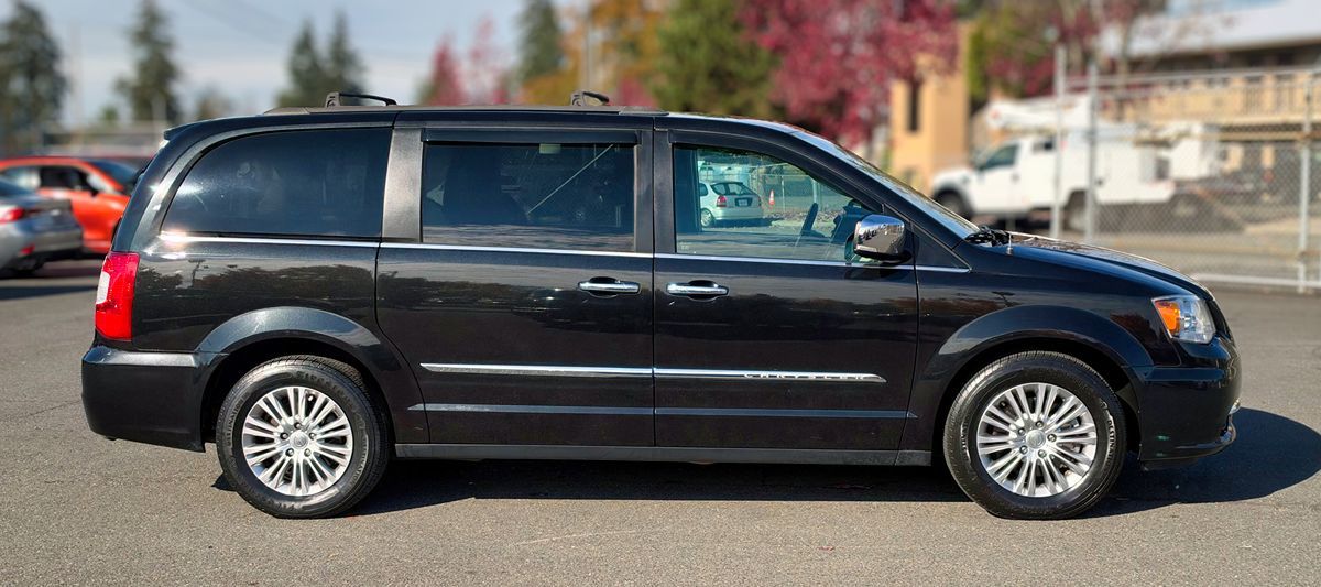 Photo 6 of this Chrysler Town & Country