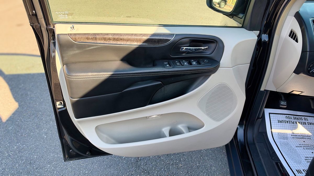 Photo 9 of this Chrysler Town & Country