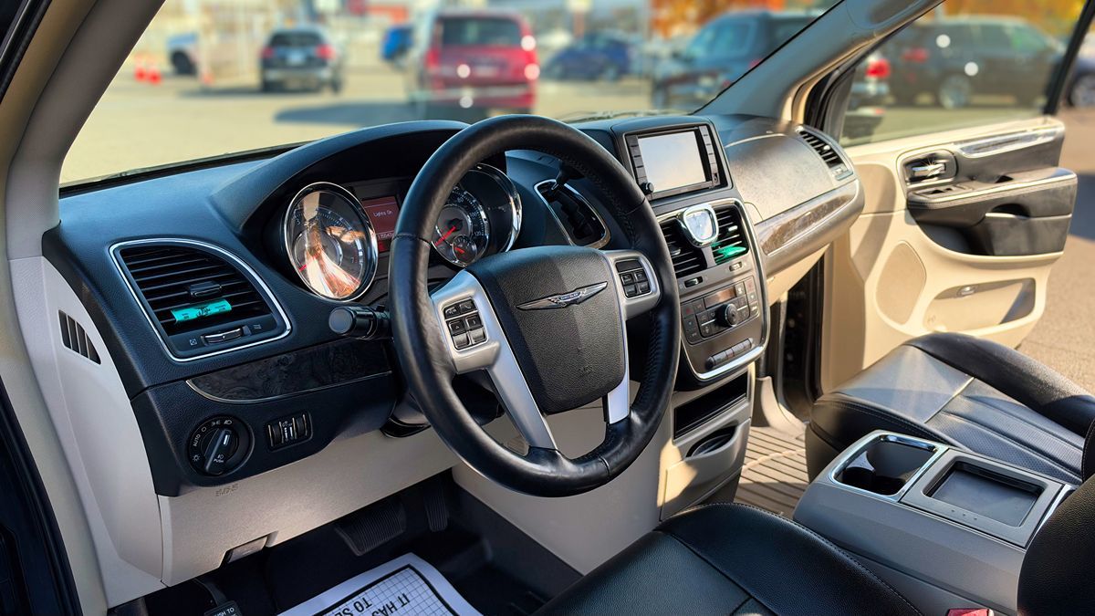 Photo 10 of this Chrysler Town & Country