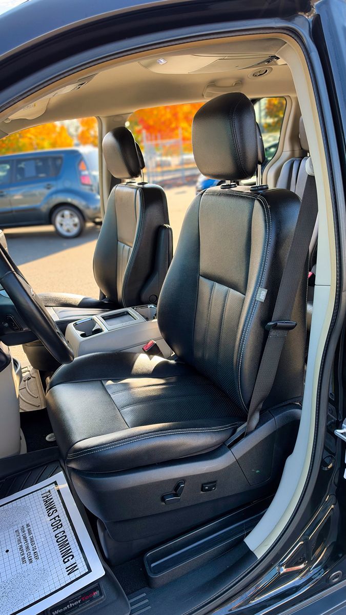 Photo 11 of this Chrysler Town & Country