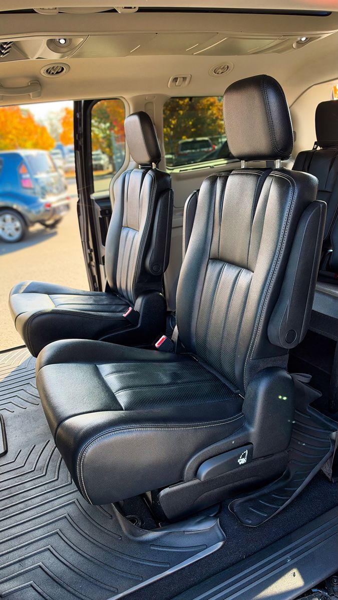 Photo 12 of this Chrysler Town & Country