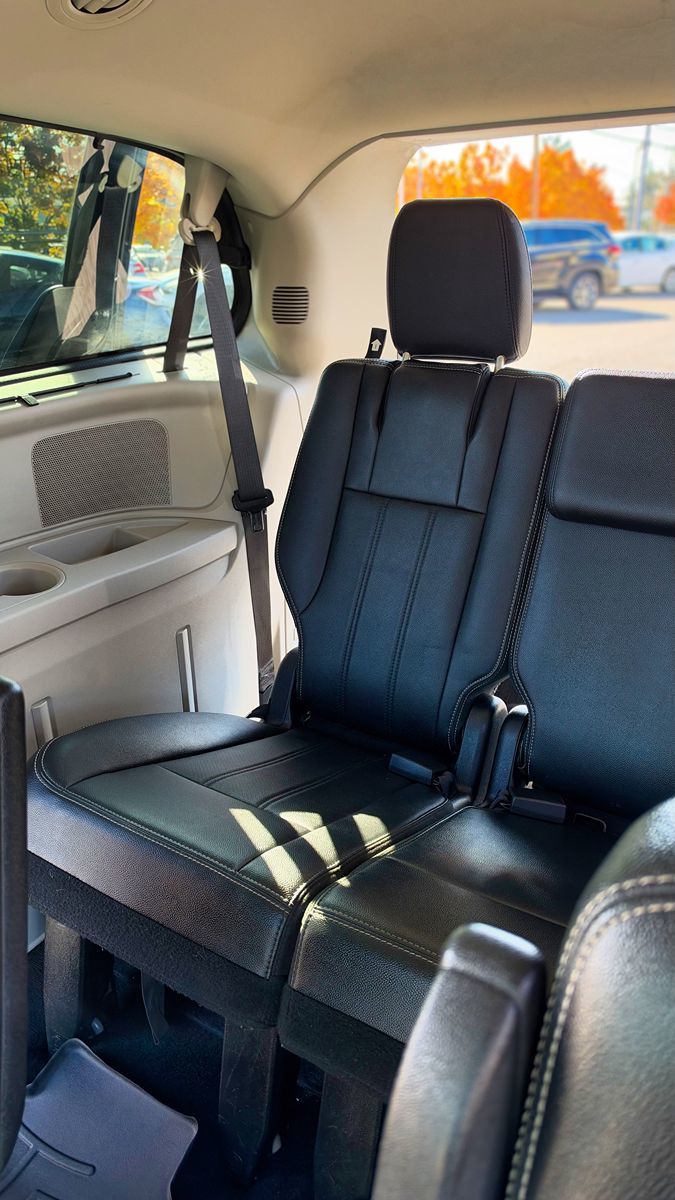 Photo 13 of this Chrysler Town & Country