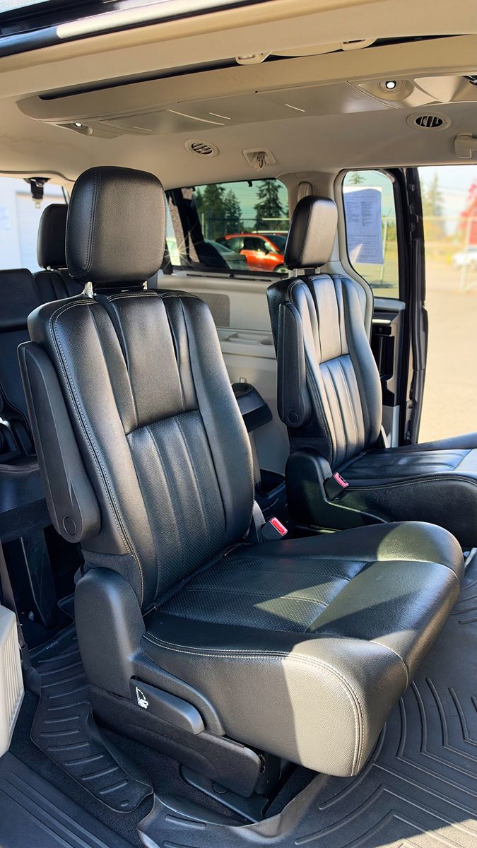 Photo 16 of this Chrysler Town & Country