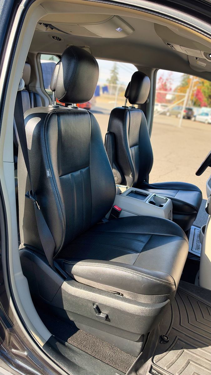Photo 17 of this Chrysler Town & Country