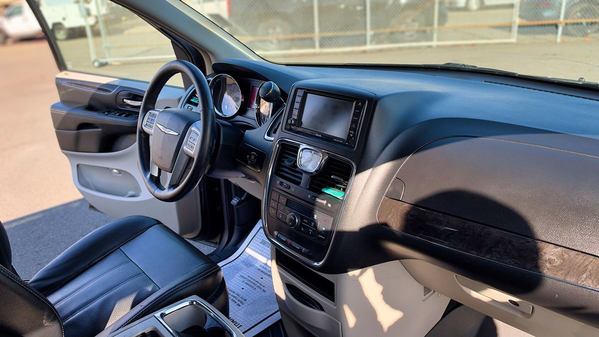 Photo 18 of this Chrysler Town & Country