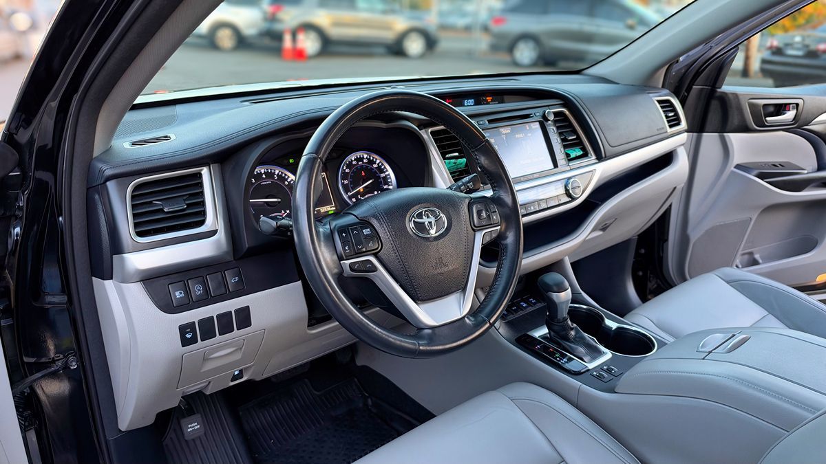 Photo 12 of this Toyota Highlander