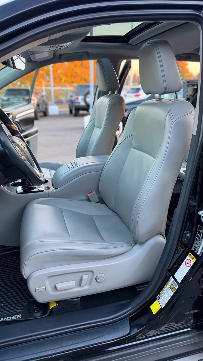 Photo 13 of this Toyota Highlander