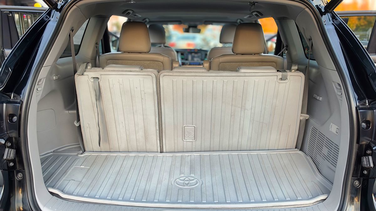 Photo 17 of this Toyota Highlander