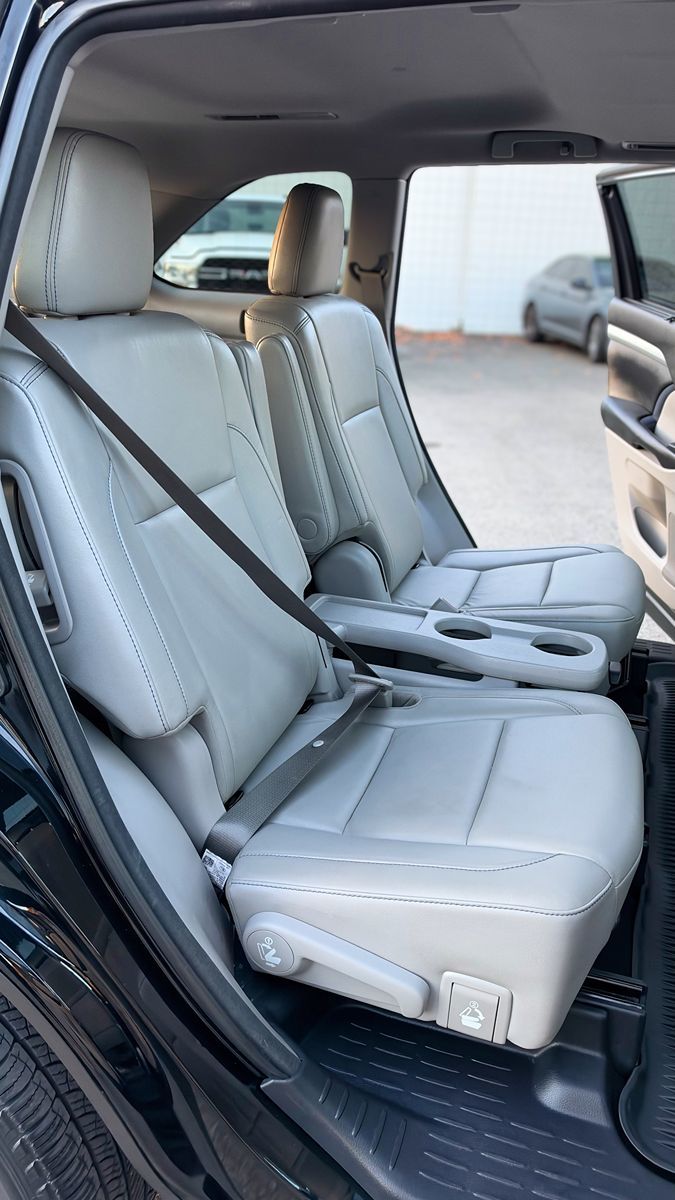Photo 18 of this Toyota Highlander