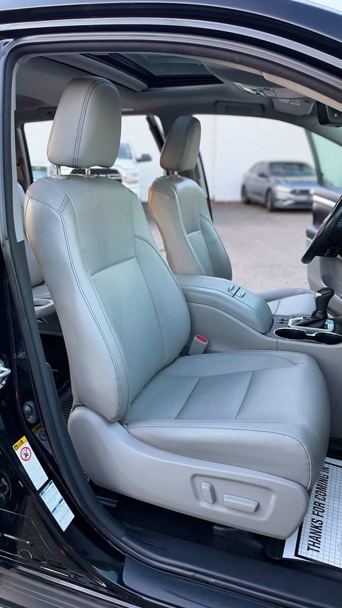 Photo 19 of this Toyota Highlander