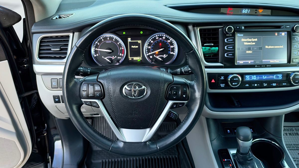 Photo 24 of this Toyota Highlander
