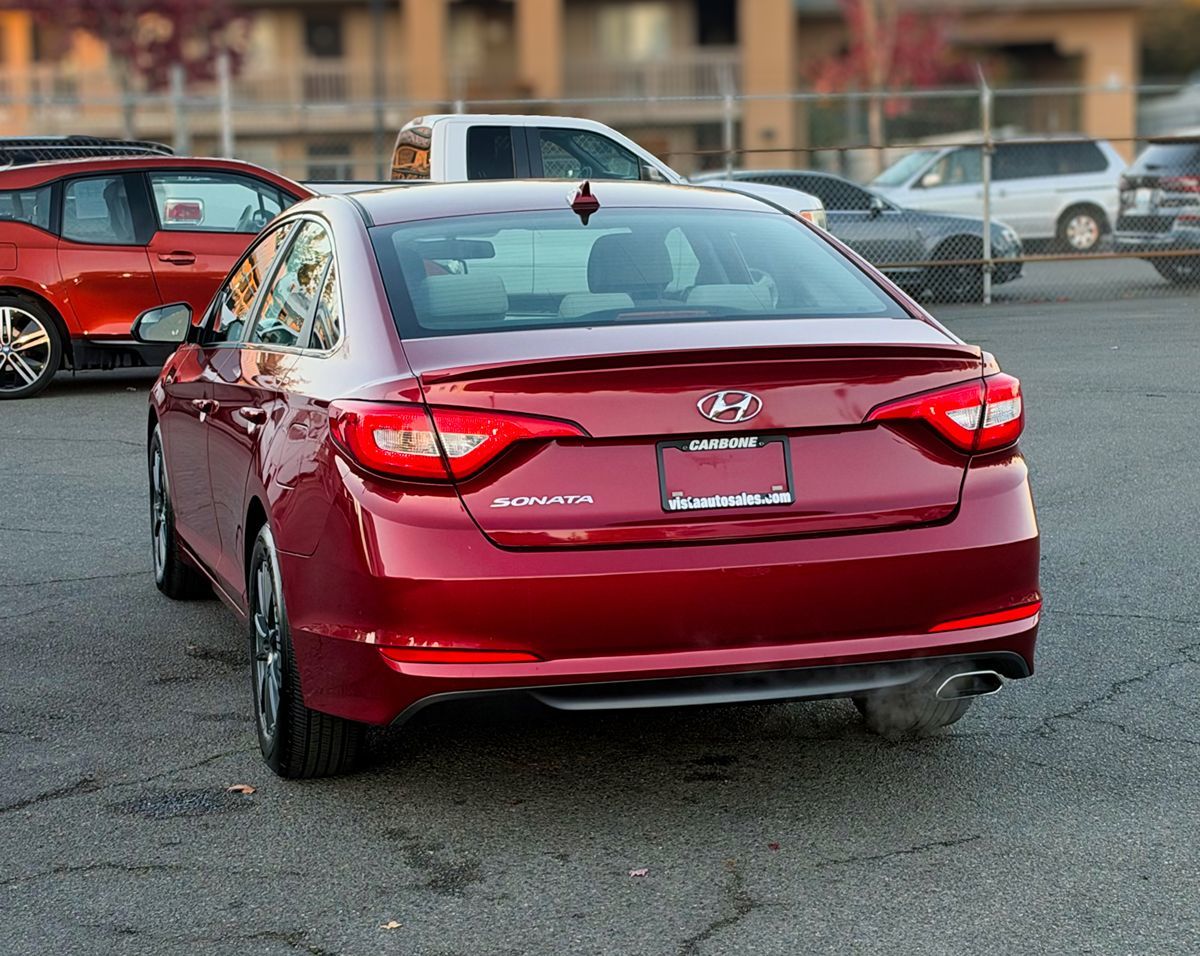Photo 3 of this Hyundai Sonata
