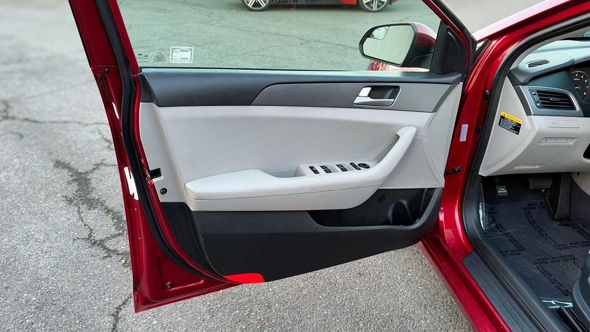 Photo 11 of this Hyundai Sonata