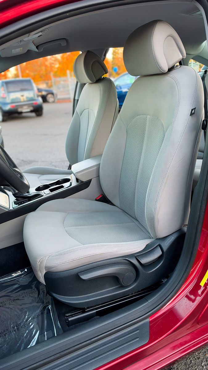Photo 13 of this Hyundai Sonata
