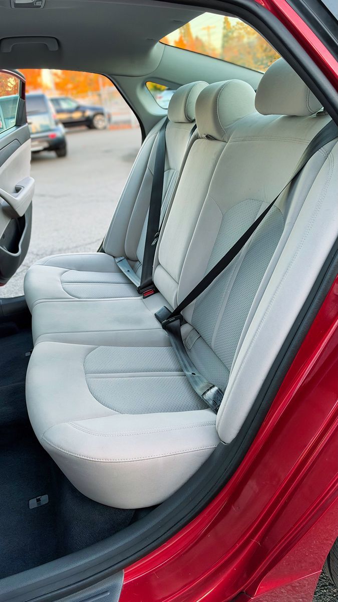 Photo 14 of this Hyundai Sonata