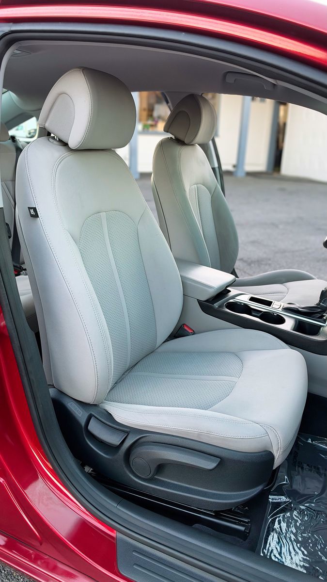 Photo 16 of this Hyundai Sonata
