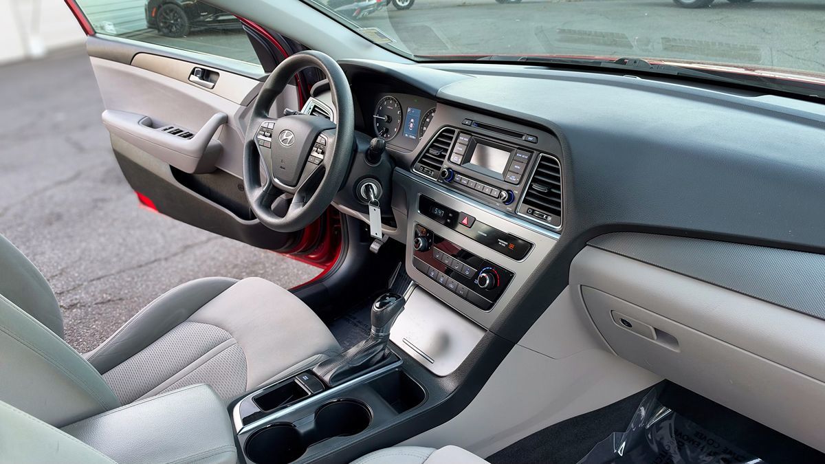 Photo 17 of this Hyundai Sonata