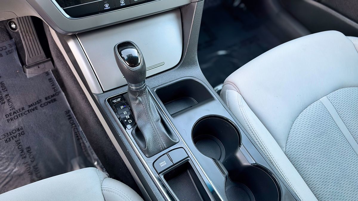 Photo 18 of this Hyundai Sonata