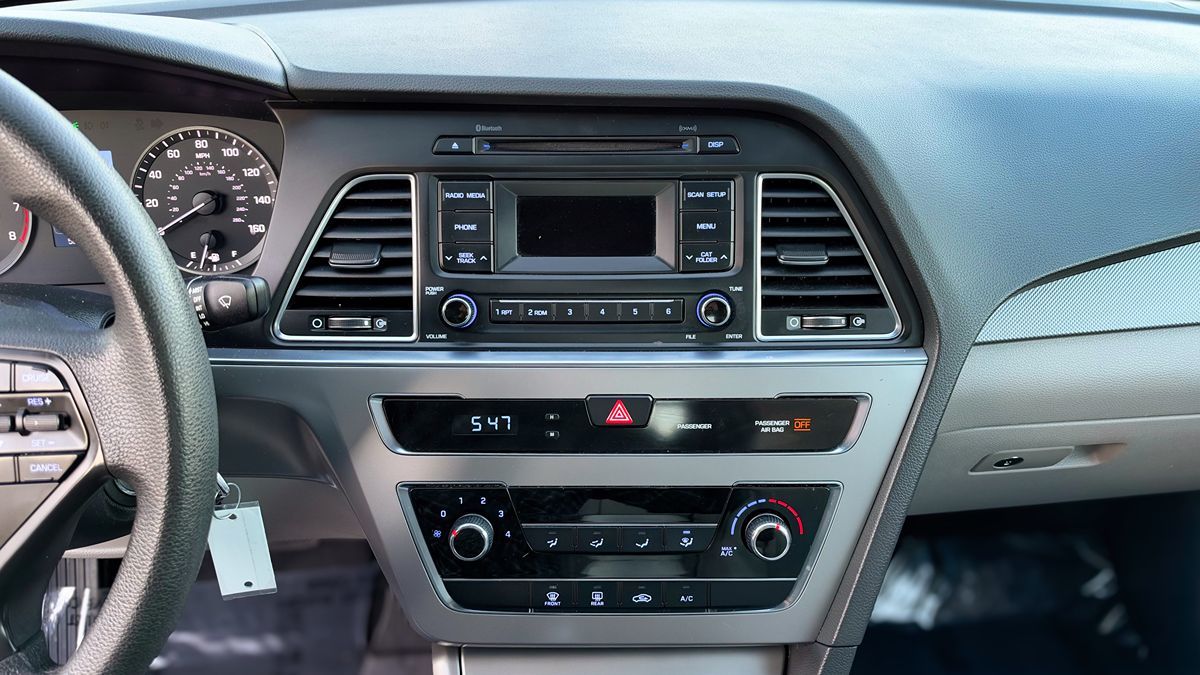 Photo 19 of this Hyundai Sonata